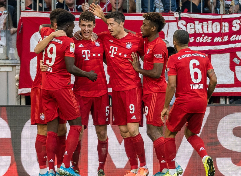  拜仁慕尼黑主场强势取胜，稳居德甲积分榜首位