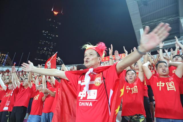  卡利亚里主场气势如虹，球迷助威催生连胜佳绩